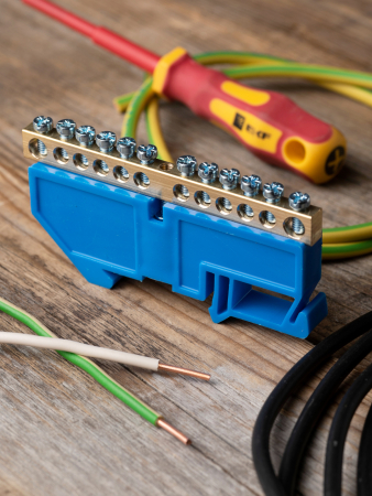 Шина "0" N (6х9мм) 12 отверстий латунь синий изолятор на DIN-рейку EKF PROxima