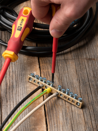 Шина PEN "ноль-земля" (6х9мм) 12 отверстий латунь крепеж по центру EKF PROxima