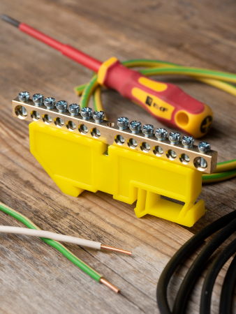 Шина "0" N (6х9мм) 14 отверстий латунь желтый изолятор на DIN-рейку EKF PROxima