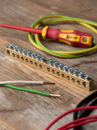 Шина PEN "ноль-земля" (8х12мм) 16 отверстий латунь крепеж по центру EKF PROxima