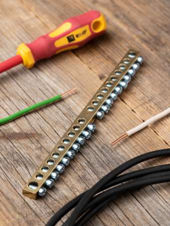 Шина PEN "ноль-земля" (6х9мм) 20 отверстий латунь крепеж по центру EKF PROxima