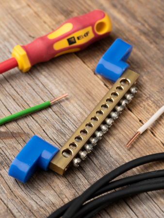 Шина "0" N (6х9мм) 12 отверстий латунь 2 синих угловых изолятора EKF PROxima