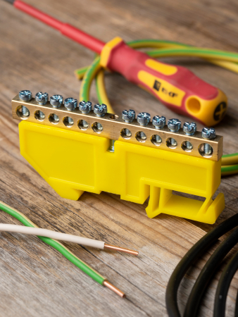 Шина "0" N (6х9мм) 12 отверстий латунь желтый изолятор на DIN-рейку EKF PROxima