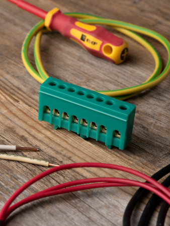 Шина "0" PE (6х9мм) 8 отверстий латунь зеленый изолированный корпус на DIN-рейку EKF PROxima