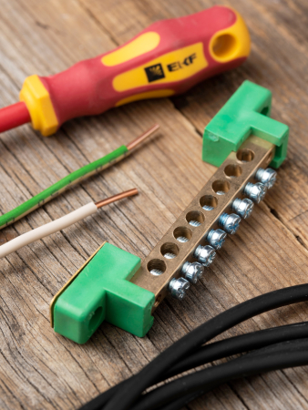 Шина "0" PE 6x9мм 8 отверстий латунь с контактной пластиной 2 зелёных угловых изолятора EKF PROxima