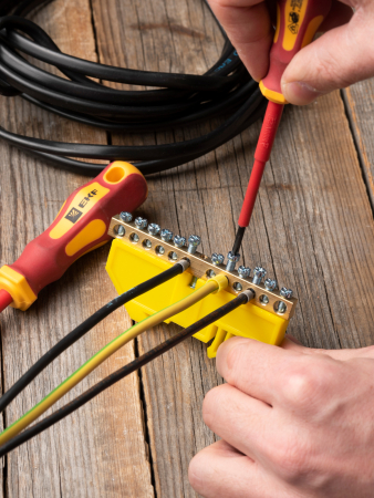 Шина "0" N (6х9мм) 12 отверстий латунь желтый изолятор на DIN-рейку EKF PROxima