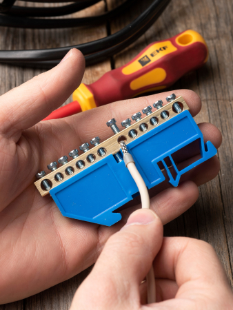 Шина "0" N (6х9мм) 12 отверстий латунь синий изолятор на DIN-рейку EKF PROxima