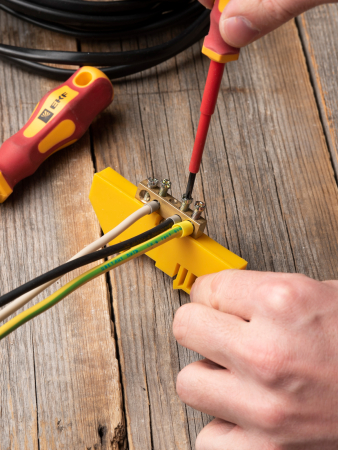 Шина "0" N (6х9мм) 4 отверстия латунь желтый изолятор на DIN-рейку EKF PROxima