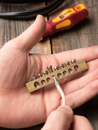 Шина PEN "ноль-земля" (8х12мм) 8 отверстий латунь крепеж по краям EKF PROxima