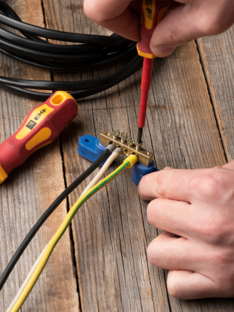 Шина "0" N (6х9мм) 4 отверстия латунь 2 синих угловых изолятора EKF PROxima