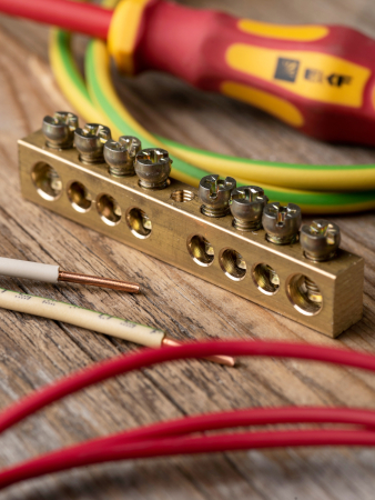 Шина PEN "ноль-земля" (8х12мм) 8 отверстий латунь крепеж по центру EKF PROxima