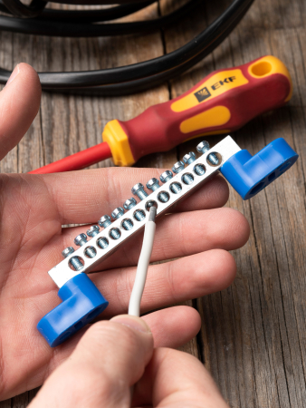 Шина "0" N (6x9мм) 12 отв. цинк 2 синих угловых изолятора EKF PROxima