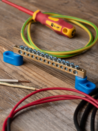 Шина "0" N (6х9мм) 14 отверстий латунь 2 синих угловых изолятора EKF PROxima