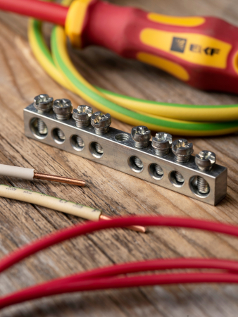 Шина PEN "ноль-земля" (6x9мм) 8 отв. цинк крепеж по центру EKF PROxima