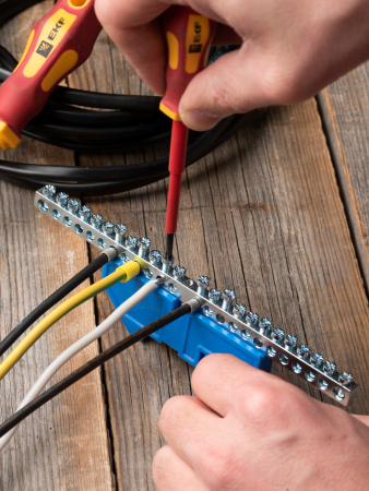 Шина "0" N (6x9мм) 24 отв. цинк синий изолятор на DIN-рейку EKF PROxima