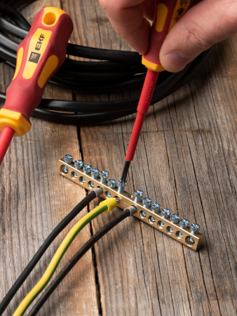 Шина PEN "ноль-земля" (6х9мм) 14 отверстий латунь крепеж по центру EKF PROxima