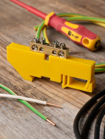 Шина "0" N (6х9мм) 4 отверстия латунь желтый изолятор на DIN-рейку EKF PROxima