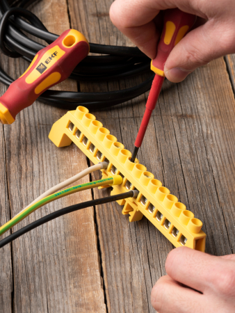 Шина "0" РЕ (8х12мм) 16 отверстий латунь желтый нейлоновый корпус комбинированный EKF PROxima