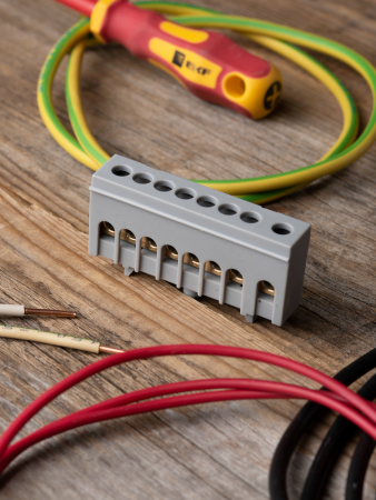 Шина "фаза" L (6х9мм) 8 отверстий латунь серый изолированный корпус на DIN-рейку EKF PROxima