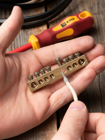 Шина PEN "ноль-земля" (8х12мм) 8 отверстий латунь крепеж по центру EKF PROxima