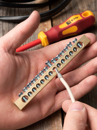 Шина PEN "ноль-земля" (8х12мм) 14 отверстий латунь крепеж по краям EKF PROxima