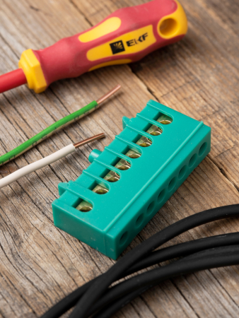 Шина "0" PE (6х9мм) 8 отверстий латунь зеленый изолированный корпус на DIN-рейку EKF PROxima