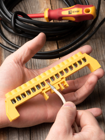 Шина "0" РЕ (8х12мм) 16 отверстий латунь желтый нейлоновый корпус комбинированный EKF PROxima