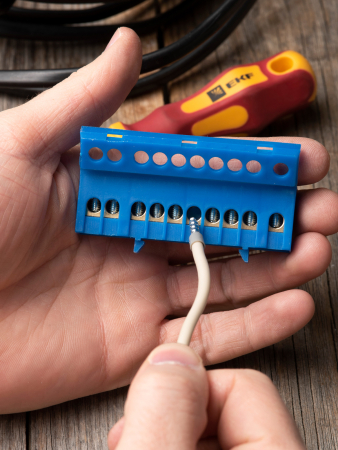 Шина "0" N (6х9мм) 10 отверстий латунь синий изолированный корпус на DIN-рейку EKF PROxima