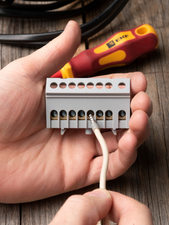 Шина "фаза" L (6х9мм) 8 отверстий латунь серый изолированный корпус на DIN-рейку EKF PROxima