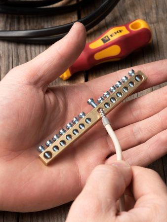 Шина PEN "ноль-земля" (6х9мм) 14 отверстий латунь крепеж по центру EKF PROxima