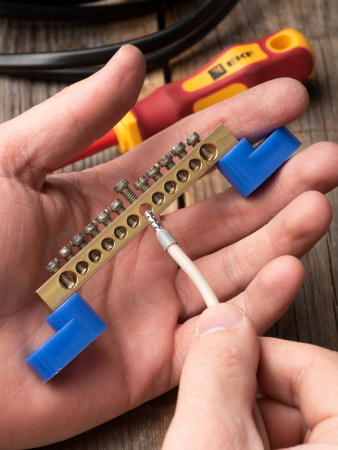 Шина "0" N (6х9мм) 12 отверстий латунь 2 синих угловых изолятора EKF PROxima