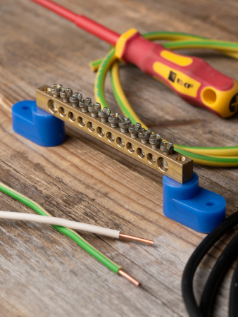 Шина "0" N (6х9мм) 12 отверстий латунь 2 синих угловых изолятора EKF PROxima