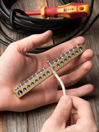 Шина PEN "ноль-земля" (8х12мм) 16 отверстий латунь крепеж по центру EKF PROxima