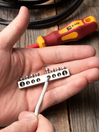 Шина PEN "ноль-земля" (6x9мм) 8 отв. цинк крепеж по центру EKF PROxima