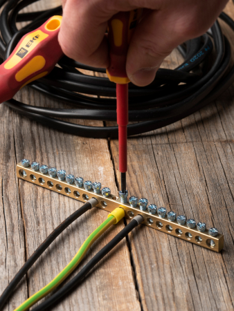 Шина PEN "ноль-земля" (6х9мм) 20 отверстий латунь крепеж по центру EKF PROxima