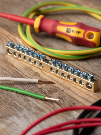 Шина PEN "ноль-земля" (6х9мм) 14 отверстий латунь крепеж по центру EKF PROxima