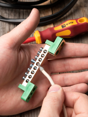 Шина "0" PE 6x9мм 8 отверстий латунь с контактной пластиной 2 зелёных угловых изолятора EKF PROxima