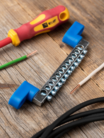 Шина "0" N (6x9мм) 12 отв. цинк 2 синих угловых изолятора EKF PROxima