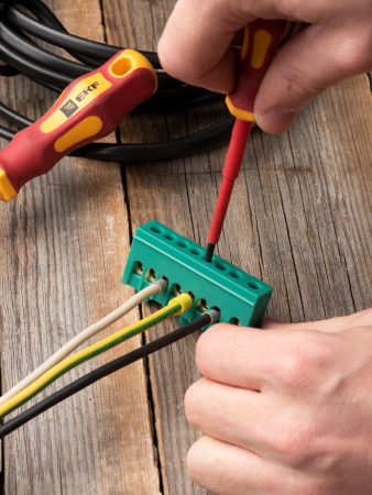 Шина "0" PE (6х9мм) 8 отверстий латунь зеленый изолированный корпус на DIN-рейку EKF PROxima