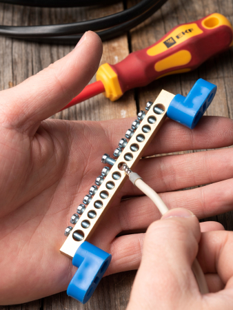 Шина "0" N (6х9мм) 14 отверстий латунь 2 синих угловых изолятора EKF PROxima