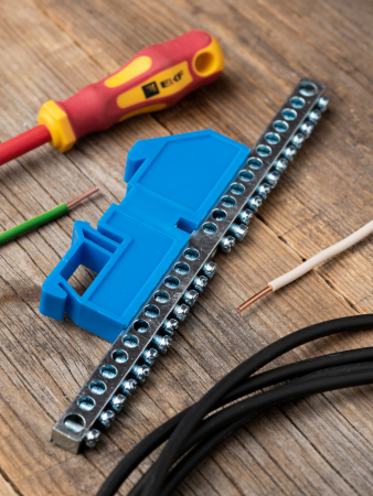 Шина "0" N (6x9мм) 24 отв. цинк синий изолятор на DIN-рейку EKF PROxima