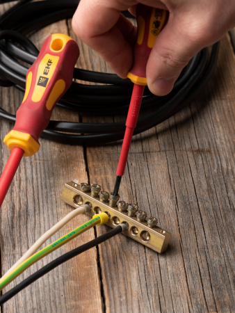 Шина PEN "ноль-земля" (8х12мм) 8 отверстий латунь крепеж по краям EKF PROxima