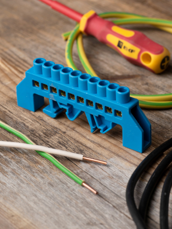 Шина "0" N (8х12мм) 10 отверстий латунь синий нейлоновый корпус комбинированный EKF PROxima