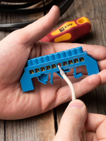 Шина "0" N (8х12мм) 10 отверстий латунь синий нейлоновый корпус комбинированный EKF PROxima