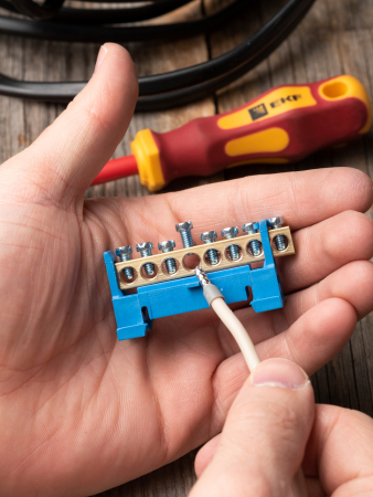 Шина "0" N (6х9мм) 8 отверстий латунь синий изолятор тип "Стойка" на DIN-рейку EKF PROxima