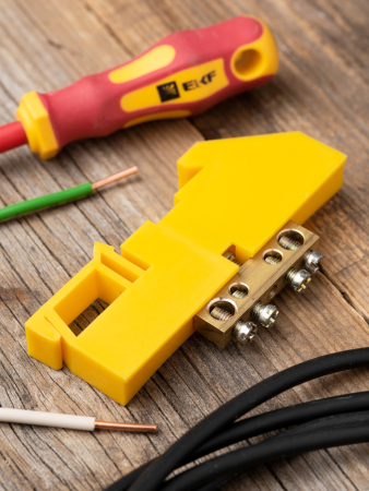 Шина "0" N (6х9мм) 4 отверстия латунь желтый изолятор на DIN-рейку EKF PROxima