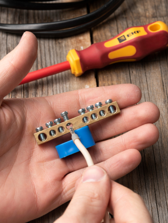 Шина "0" N (6х9мм) 8 отверстий латунь синий угловой изолятор EKF PROxima