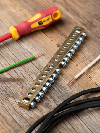 Шина PEN "ноль-земля" (8х12мм) 16 отверстий латунь крепеж по центру EKF PROxima