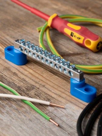 Шина "0" N (6x9мм) 12 отв. цинк 2 синих угловых изолятора EKF PROxima