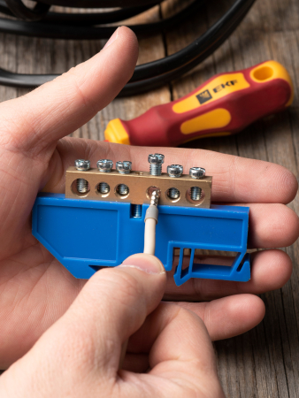 Шина "0" N (8х12мм) 6 отверстий латунь синий изолятор на DIN-рейку EKF  PROxima